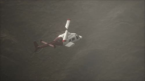 Extrem Zeitlupe fliegender Hubschrauber in der Nähe von Bergen mit Nebel