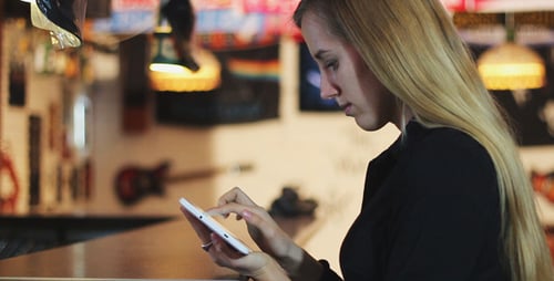 Mädchen benutzt Touchpad in einer Bar