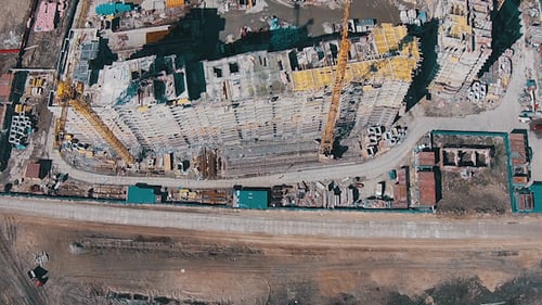 Volando por encima de edificios sin terminar