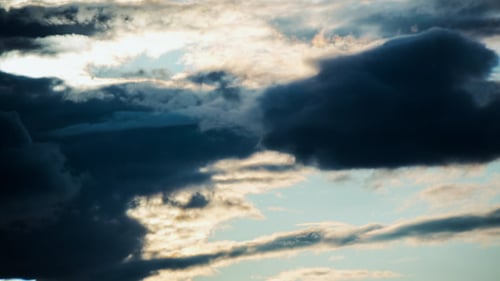 Die Bewegung der dunklen Regenwolken