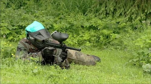 Ein Mann auf der Suche nach einem Feind mit einem Paintball