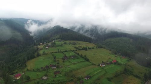 Luftaufnahme. Das Fliegen über die Berge wird in schönen Wolken groß