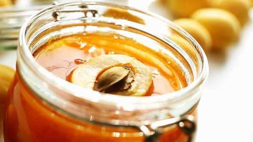 Tranches d'abricot frais tombent dans un bocal