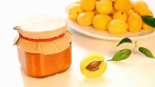 Confiture d'abricots en pot et abricots frais