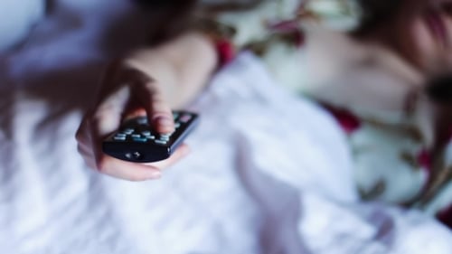 Cambio de canales en el mando a distancia del televisor