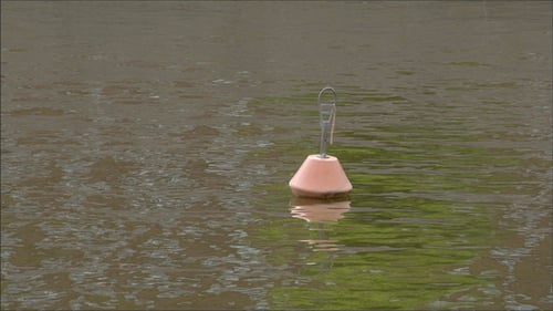 Eine im Meer schwimmende Boje