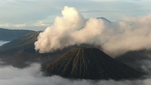 Luftaufnahme des aktiven Vulkankraters Mountain Bromo in Ost-Java, Indonesien