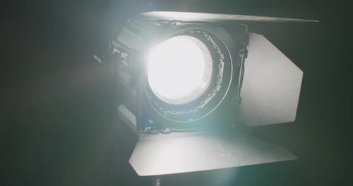 Filmlicht wird eingeschaltet und ein Linsenblendeffekt erzeugt