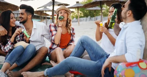 Gruppe glücklicher Freunde, die im Sommer Spaß am Strand haben