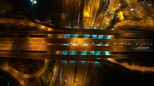 4K : Prise de vue aérienne par Drone hyperlapse d'une route autoroutière en mouvement rapide. Timelapse des voitures