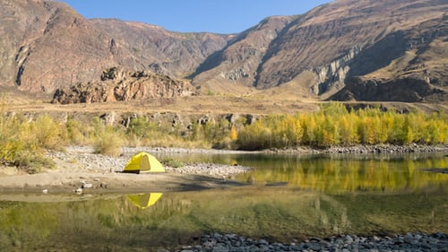 Gelbes Zelt nahe Mountain River