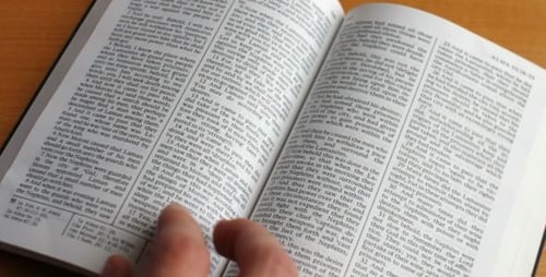 Ein religiöses Buch lesen