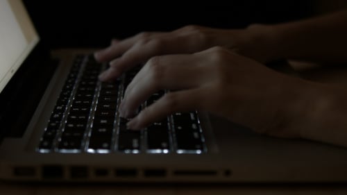 Nachts am Laptop arbeiten