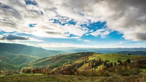 Laps de temps du ciel bleu avec des nuages au-dessus de la montagne