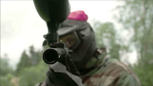 Ein Paintball-Shooter beobachtet ein Ziel