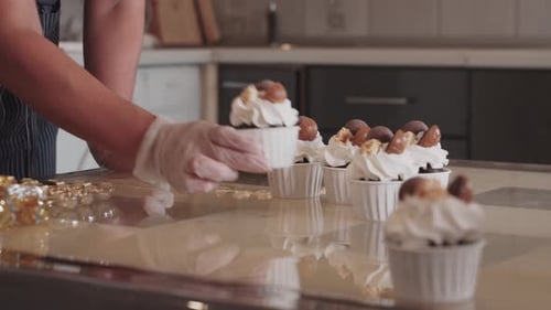Zeigt verzierte handgemachte Cupcakes auf dem Ständer