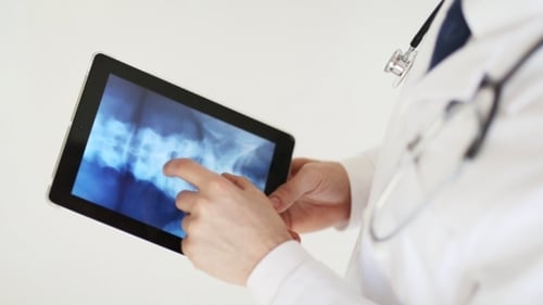 Médecin avec radiographie sur Tablet PC