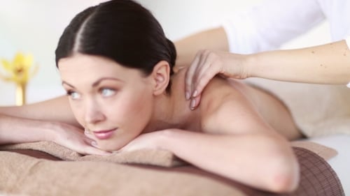 Glückliche Frau bei Massage im Spa