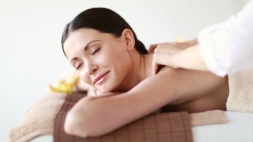 Glückliche Frau bei Massage im Spa