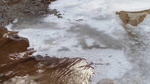 El río de montaña corre rápidamente
