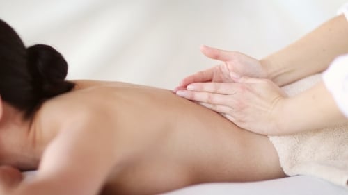 Glückliche Frau bei Massage im Spa