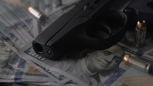 Armas, balas y dinero de cerca