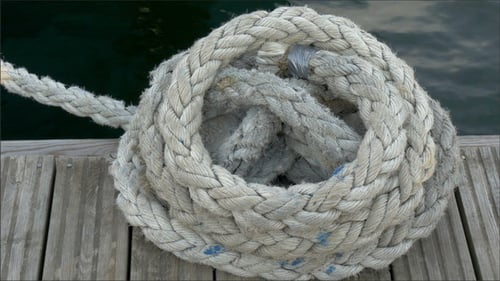 Ein großes Seil am Rande des Hafens in Estland gebunden