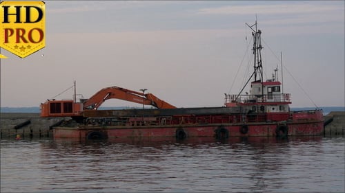 Ein alter Bagger am Dock am Meer