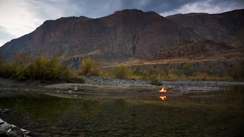 Feu de camp sur la rive du fleuve 2012