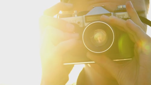 fotógrafo durante o pôr do sol