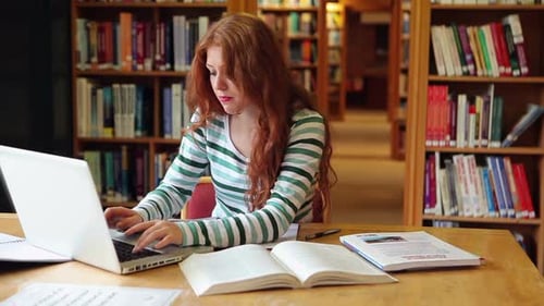 Étudiant ciblé utilisant un ordinateur portable dans la bibliothèque