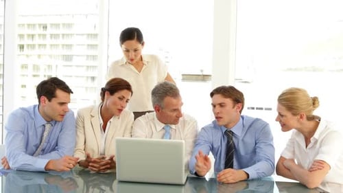 Equipe de negócios trabalhando duro trabalhando na frente do laptop