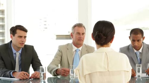 Femme d'affaires interviewée par un panel difficile
