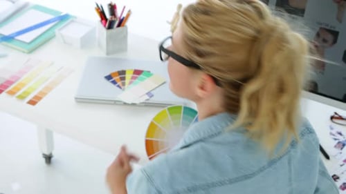 Vista trasera del diseñador concentrado trabajando