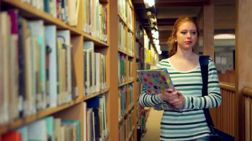 Estudante andando pela biblioteca