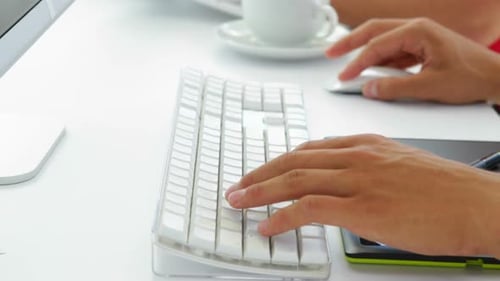 De Jovem Designer Criativo Feminino Trabalhando No Computador