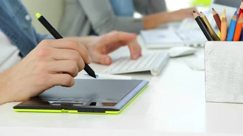 De Jeune Homme Travaillant À Son Bureau