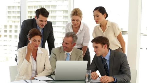 Equipe de negócios discutindo algo no laptop