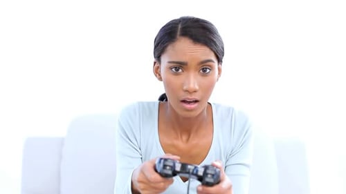 Frau spielt und verliert bei Videospielen