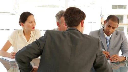 Geschäftsmann wird von Panel interviewt
