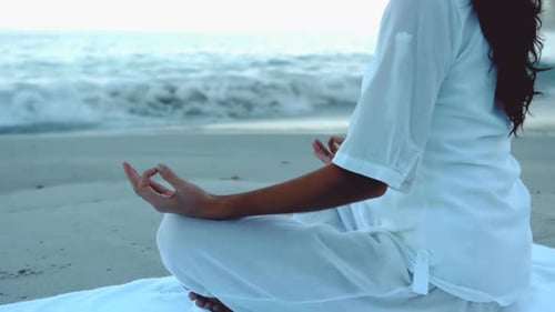 Femme Relaxant Sur La Plage Pratiquant Yoga