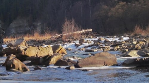 El río de montaña corre rápidamente