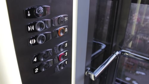 Klicken Sie auf die Schaltfläche In einem Aufzug und Aufzug