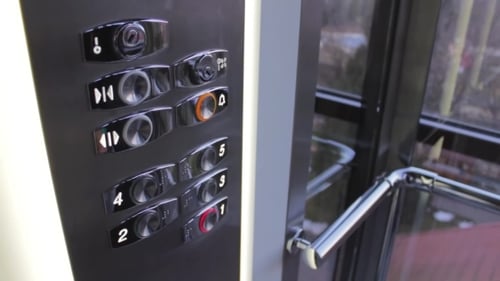 Klicken Sie auf die Schaltfläche In einem Aufzug und Aufzug