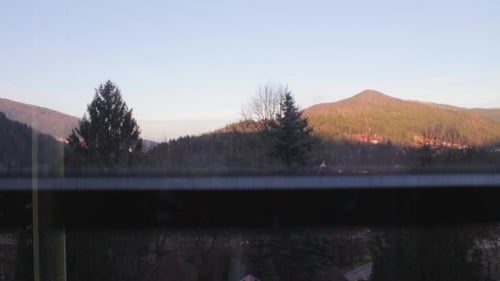 Glas-Aufzug steigt