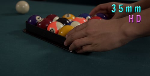 Poolbälle in ein Billardgestell laden