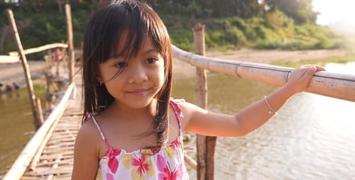 Petites filles marchant sur le pont en bambou