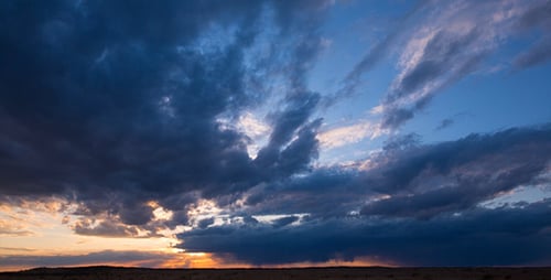 Sonnenuntergang mit Dramatisch Wolken
