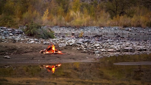 Feu de camp sur la rive du fleuve 2014