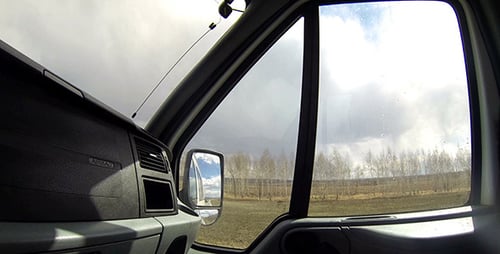 Ein Auto fahren